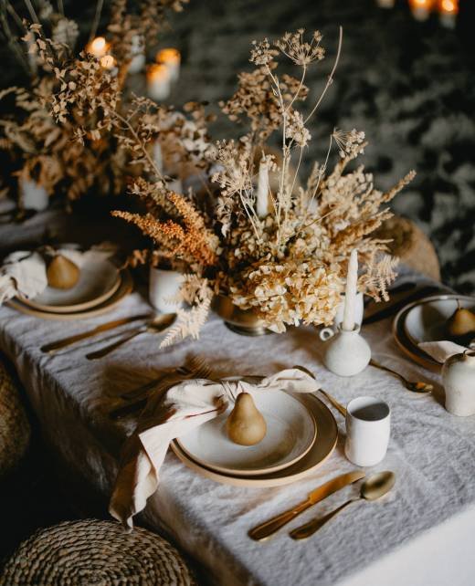 Alt text: Autumn table setting, warm color palette, autumn wedding, fall wedding services